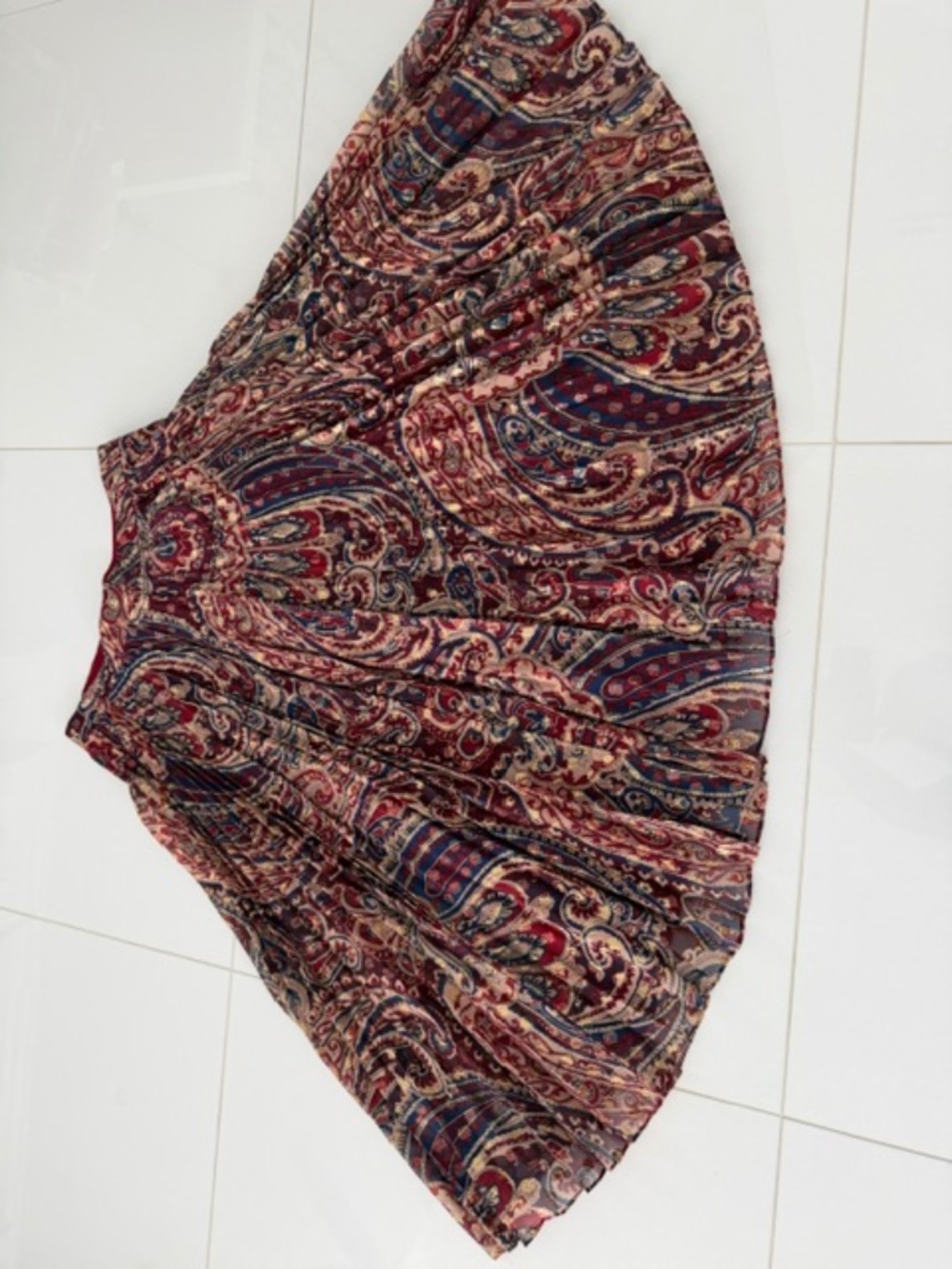 Pleated printed skirt with gold imprint in print